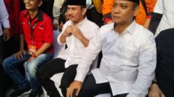 Pendukung Ade Kuswara Kunang dan dr. Asep Surya Atmaja Penuhi KPUD Kabupaten Bekasi Saat Pendaftaran Calon Bupati dan Wakil Bupati